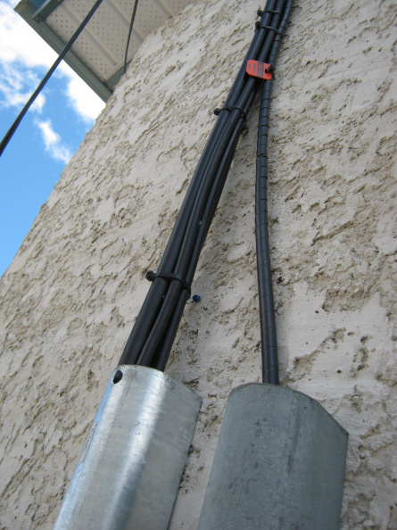 2012-06-21-03-Poplar-Hill-fibre-cable-attached-to-Northern-store.JPG