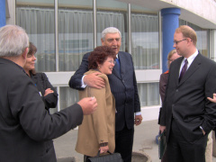 Minister of State for FedNor Joe Comuzzi with Louise Paquette (Director General FedNor) and the FedNor team outside the Best Wes